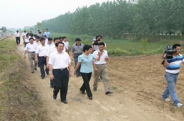 江蘇省副省長(zhǎng)黃莉新視察超大基地